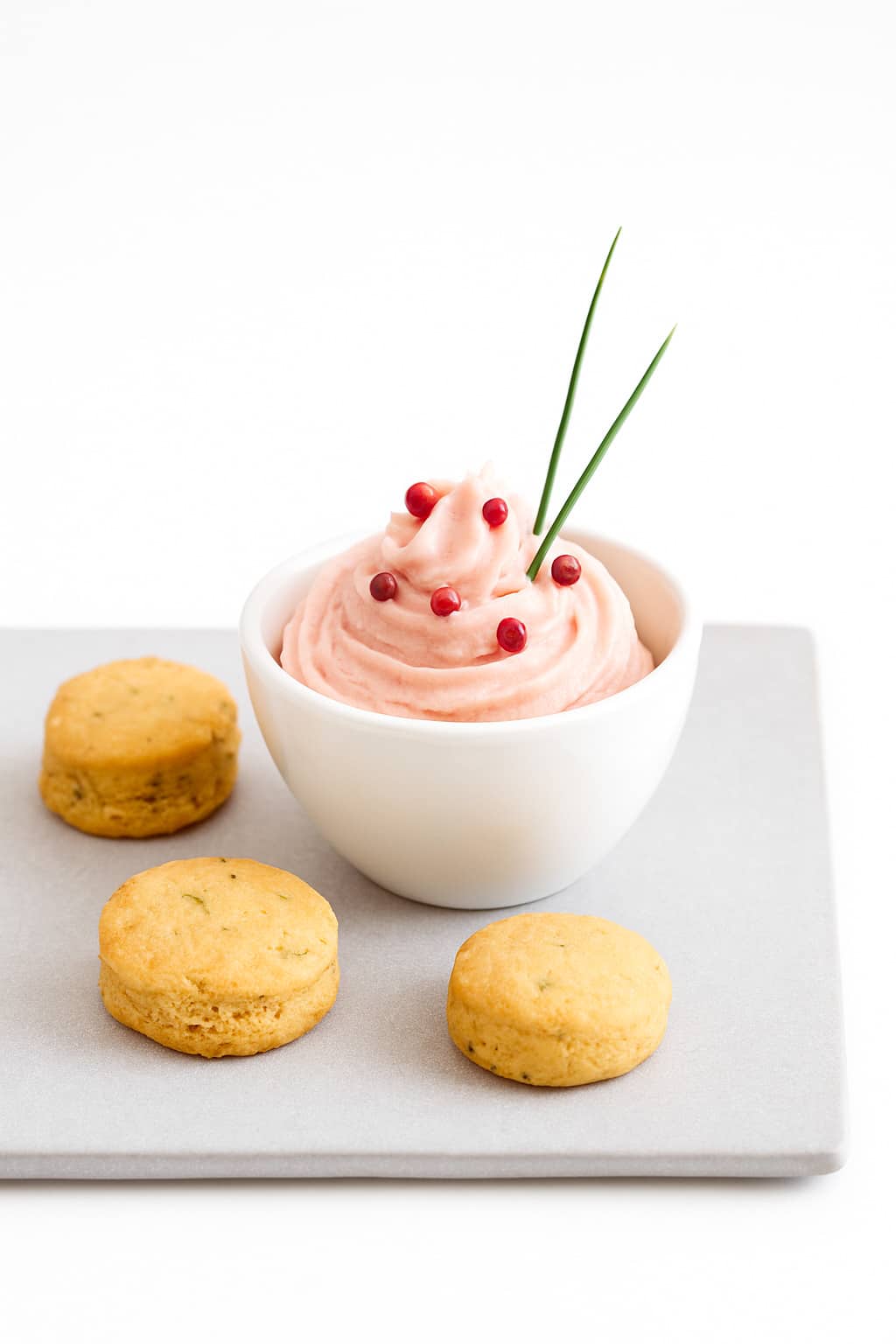 SALATì all'Erba Cipollina con Mousse di Robiola e Salmone Affumicato