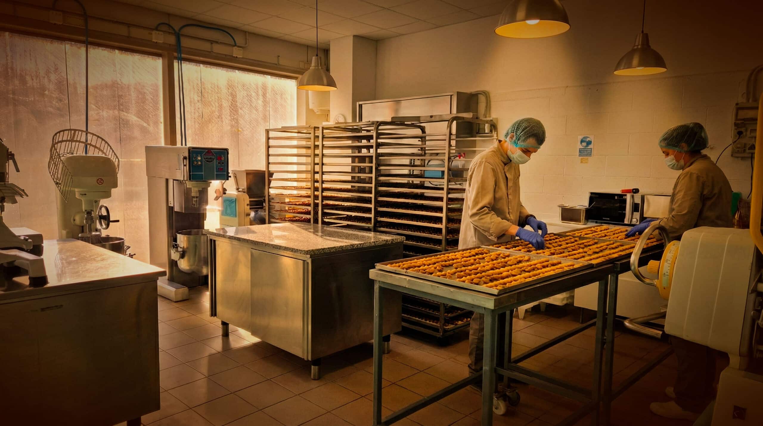 Valerio Volpe nel laboratorio di pasticceria artigianale ad Acqui Terme